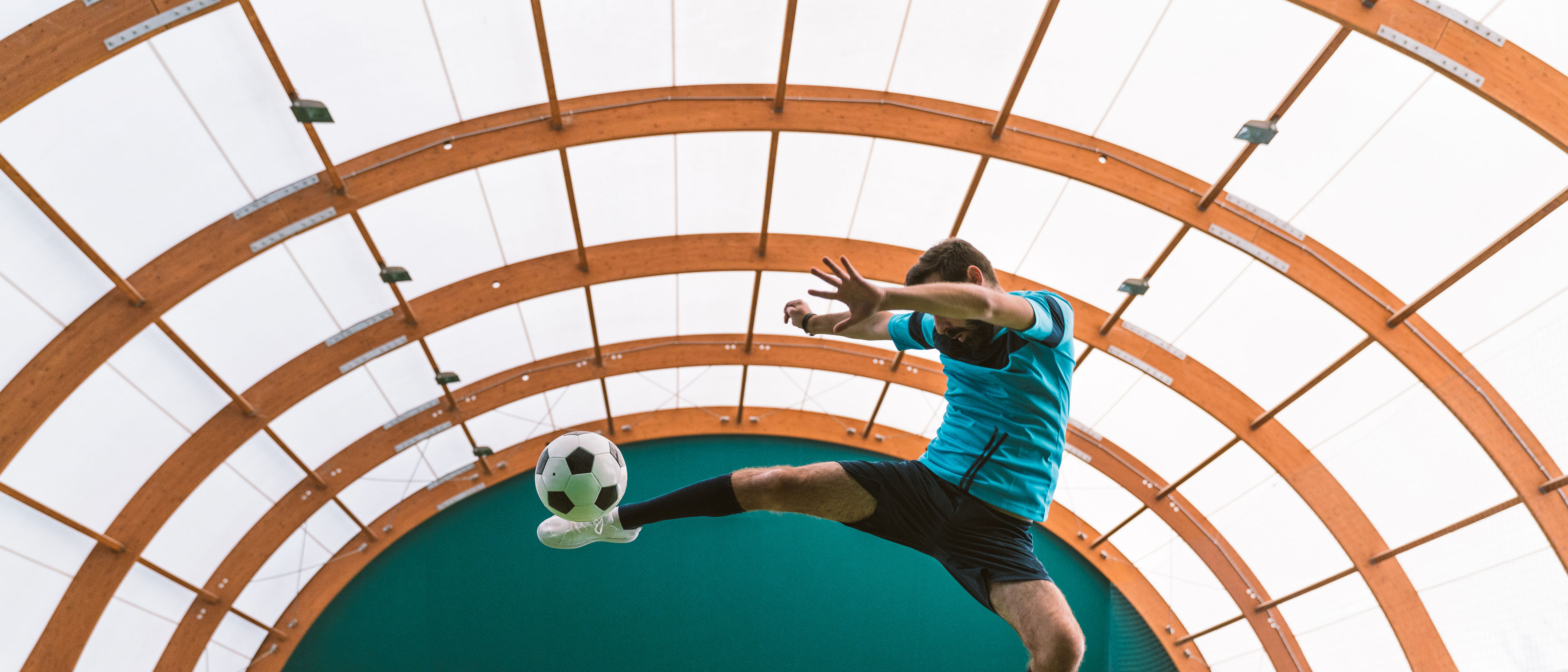 A soccer freestyle player making tricks.